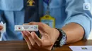 Pegawai Lapas Kemenkumham menunjukkan hasil rapid test di Lembaga Pembinaan Khusus Anak (LPKA) Klas I Tangerang, Banten, Sabtu (30/5/2020). Hasil rapid tes yang diikuti 87 pegawai termasuk Kepala Lapas menunjukkan seluruh pegawai negatif virus Corona Covid-19. (Liputan6.com/Fery Pradolo)