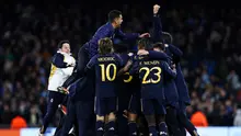 Pemain Real Madrid merayakan keberhasilan lolos ke semifinal Liga Champions setelah menyingkirkan Man City lewat drama adu penalti pada leg kedua perempat final Liga Champions yang digelar di Etihad Stadium, Kamis (18/4/2024) dini hari WIB. (Darren Staples / AFP)