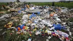 Untaian bunga diletakkan di dekat lokasi jatuhnya pesawat Malaysia Airlines MH-17 di Donetsk, Ukraina, (19/7/2014). (REUTERS/Maxim Zmeyev)