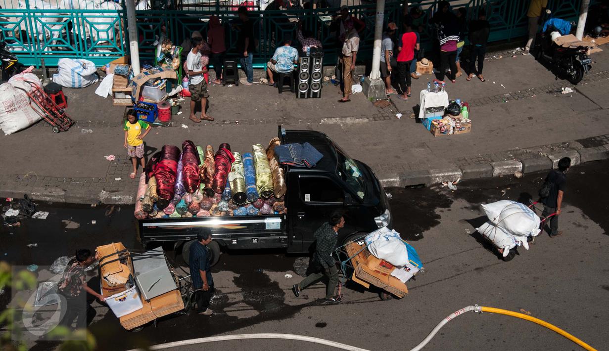 Sejumlah pedagang menyelamatkan barang dagangannya saat kebakaran melanda Pasar Senen di Jakarta, Kamis (19/1). Kebakaran di Pasar Senen tersebut dilaporkan terjadi sekitar pukul 04.43 WIB. (Liputan6.com/Gempur M Surya)