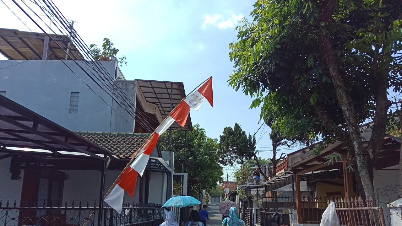 Warga Bandung gunakan payung