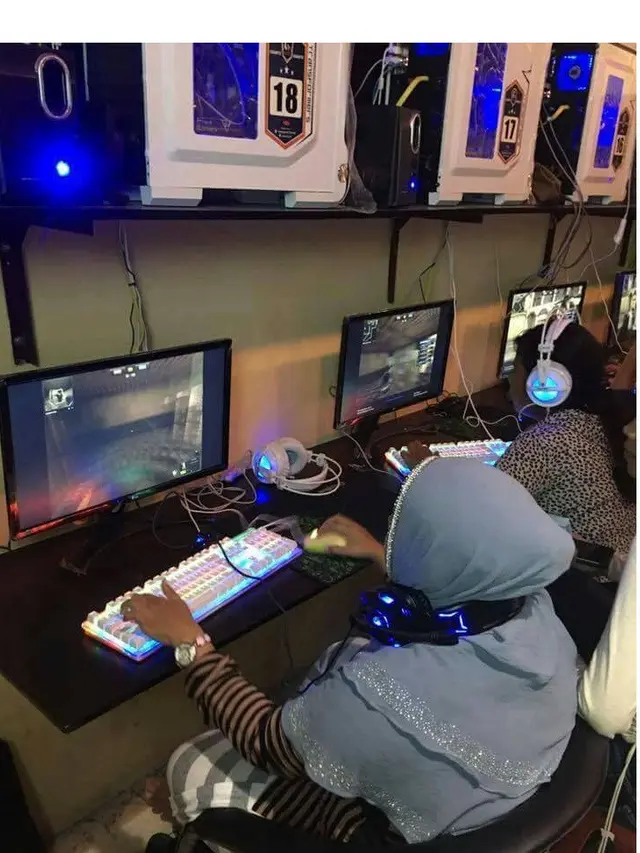 Kelakuan di warnet (Sumber:Brillio)