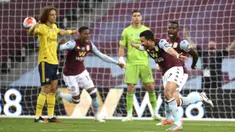 Pemain Aston Villa Trezeguet melakukan selebrasi usai mencetak gol ke gawang Arsenal pada pertandingan Liga Premier Inggris di Villa Park, Birmingham, Inggris, Selasa (21/7/2020). Aston Villa menang 1-0. (AP Photo/Peter Powell, Pool)
