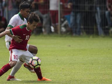 Gelandang Timnas Indonesia U-23, Egy Maulana, berebut dengan bek Timnas Indonesia U-19, Rachmat Irianto, saat uji coba di Lapangan ABC Senayan, Jakarta, Sabtu (24/2/2018). Timnas U-23 menang 5-0 atas Timnas U-19. (Bola.com/Vitalis Yogi Trisna)