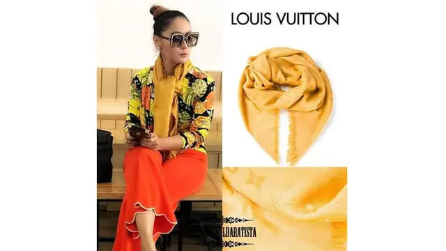 Syal sederhana yang dikenakan Inul Daratista ini dari merek Louis Vuitton, harganya ditaksir Rp 8,2 juta.