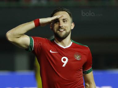 Striker Indonesia, Ilija Spasojevic, melakukan selebrasi hormat bendera usai mencetak gol ke gawang Guyana pada laga persahabatan di Stadion Patriot, Bekasi, Sabtu (25/11/2017). Indonesia menang 2-1 atas Guyana. (Bola.com/M Iqbal Ichsan)