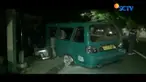 Hampir seluruh kaca angkot pecah berantakan akibat massa yang murka. Diduga sang sopir mabuk saat mengendarai mobilnya.