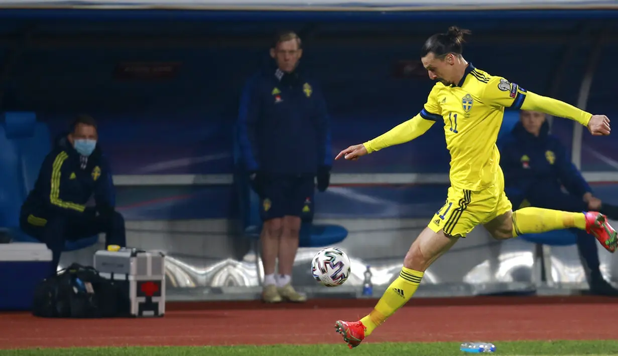 Pemain Swedia Zlatan Ibrahimovic mencoba mengontrol bola saat melawan Kosovo pada pertandingan Grup B kualifikasi Piala Dunia 2022 di Stadion Fadil Vokrri, Pristina, Kosovo, Minggu (28/3/2021). Swedia menang 3-0. (AP Photo/Visar Kryeziu)