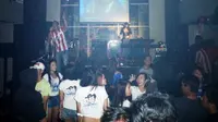 Female DJ asal Jakarta, Gebby Vesta beraksi di depan pengunjung nobar laga sepak bola antara club Real Madrid Vs Atletico Madrid.