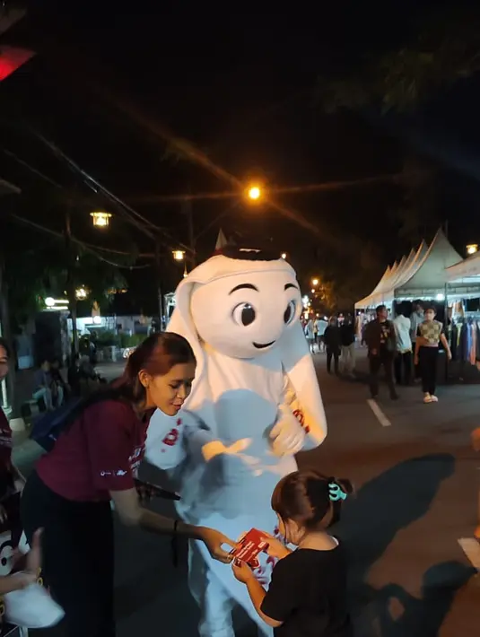 Maskot Piala Dunia 2022, La'eeb menyapa seorang anak saat mengunjungi Night Market Sriwedari, Kota Solo, Sabtu (29/10/2022). La'eeb berada di kota Solo sejak Jumat (28/10/2022). (FOTO: Dok. SCM)