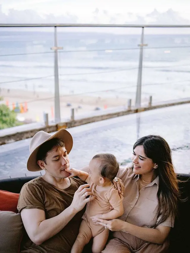 6 Potret Gaya Kompak Audi Marissa dan Anthony Xie Ajak Baby Anzel Liburan ke Bali