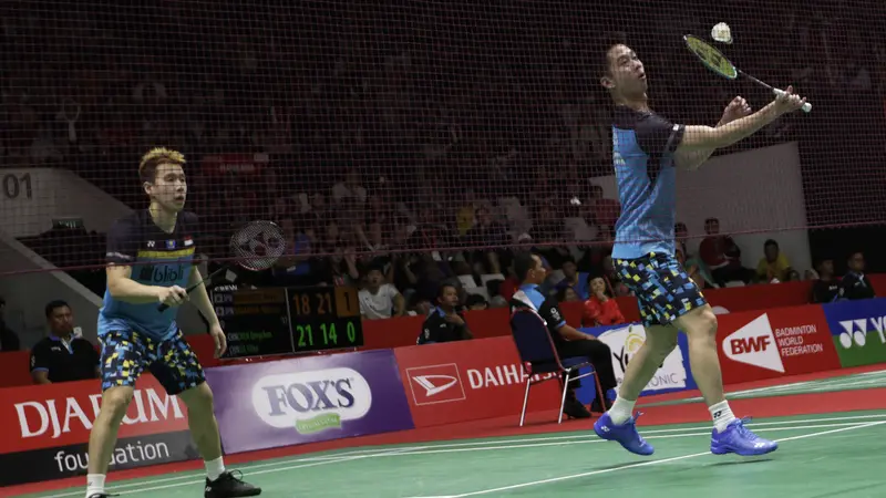 Ganda putra Indonesia, Kevin Sanjaya, berusaha memukul kok saat melawan rekan senegaranya. (Bola.com/Yoppy Renato)