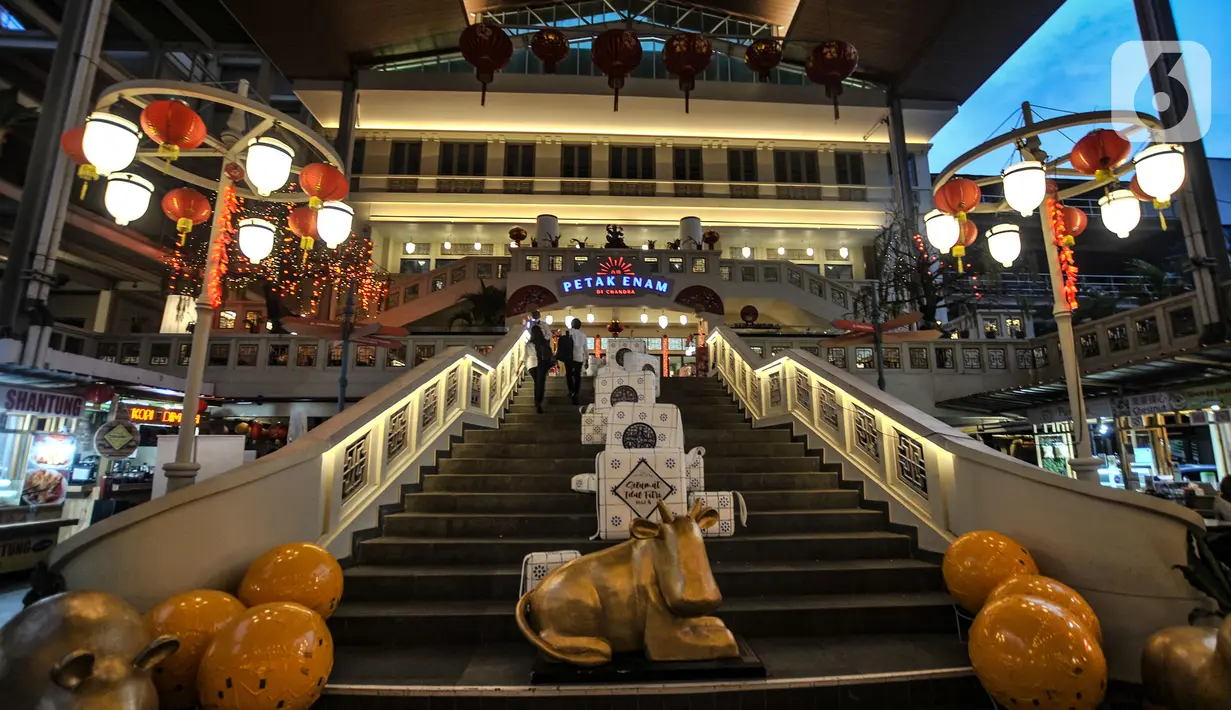 Deretan lampion menambah kentalnya nuansa pecinan di Petak Enam, Glodok, Jakarta, Senin (7/6/2021). Selain suasana khas oriental dan harga makanan yang tidak terlalu mahal, Petak Enam juga sangat cocok dijadikan sebagai tempat berfoto-foto yang instagramable. (merdeka.com/Iqbal S Nugroho)
