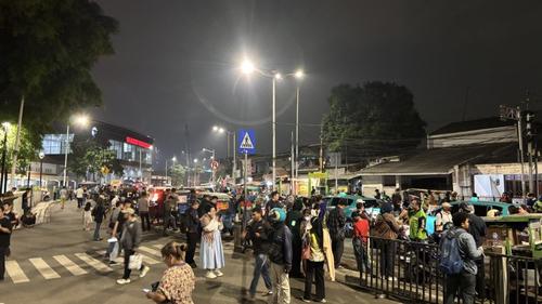 Penumpang KRL menunggu jemputan di luar Stasiun Manggarai karena tidak bisa menumpang KRL yang jalurnya terdampak kecelakaan kereta di Stasiun Bekasi Timur, Senin (27/4/2026) malam. (Antara)
