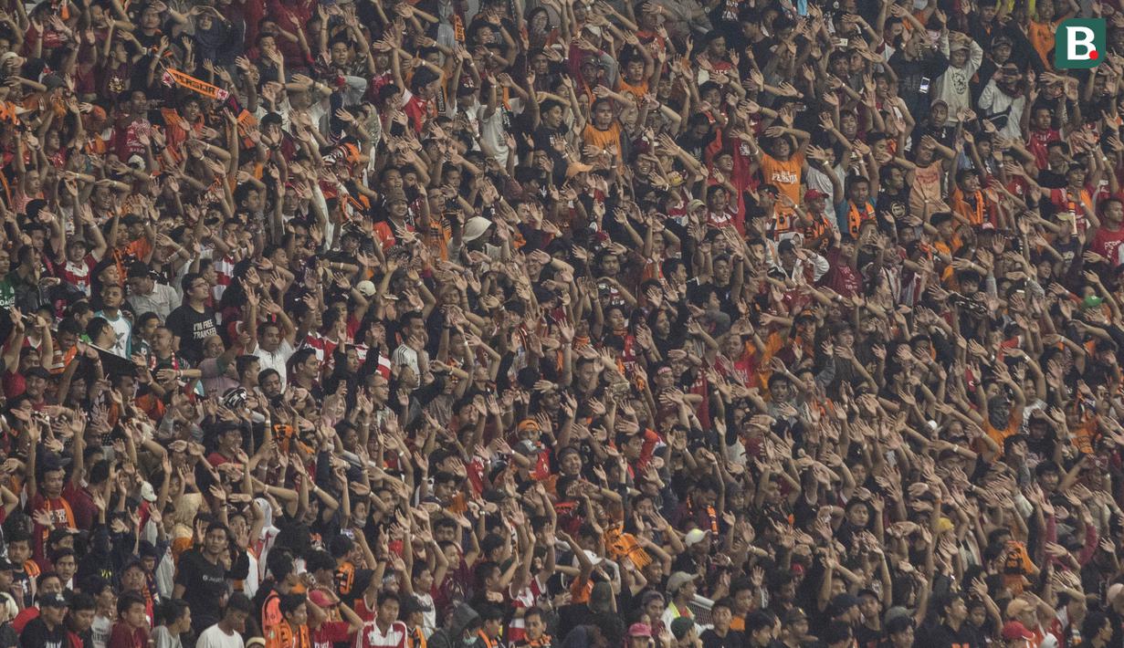 Suporter Persija Jakarta, The Jakmania, melakukan koreografi ketika memberikan dukungan saat melawan Bali United pada final Piala Presiden di SUGBK, Jakarta, Sabtu (17/2/2018). Persija menang 3-0 atas Bali United. (Bola.com/Vitalis Yogi Trisna)