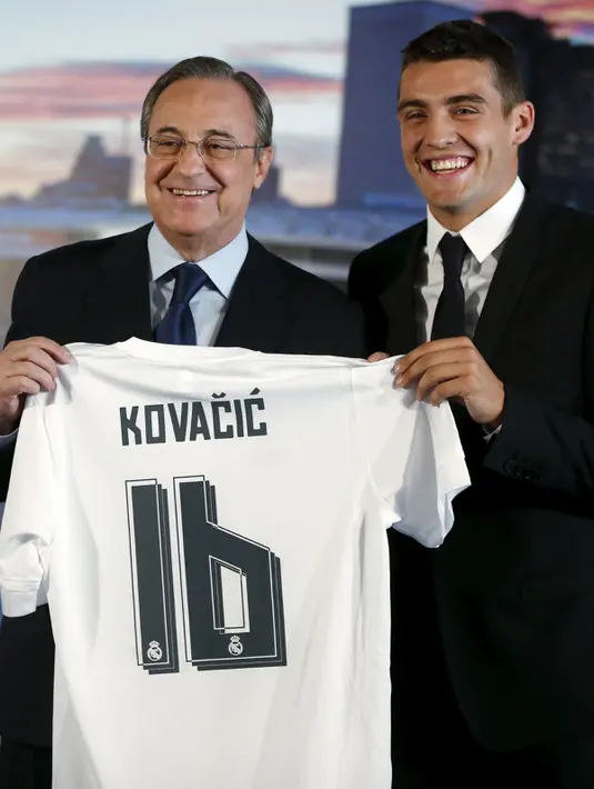 Pemain baru Real Madrid Mateo Kovacic (kanan) saat memegang kostum bertuliskan namanya dengan ditemani Presiden Real Madrid Florentino Perez selama konferensi pers di Stadion Santiago Bernabeu, Madrid ,Spanyol, (19/8/2015). (REUTERS/Juan Medina)