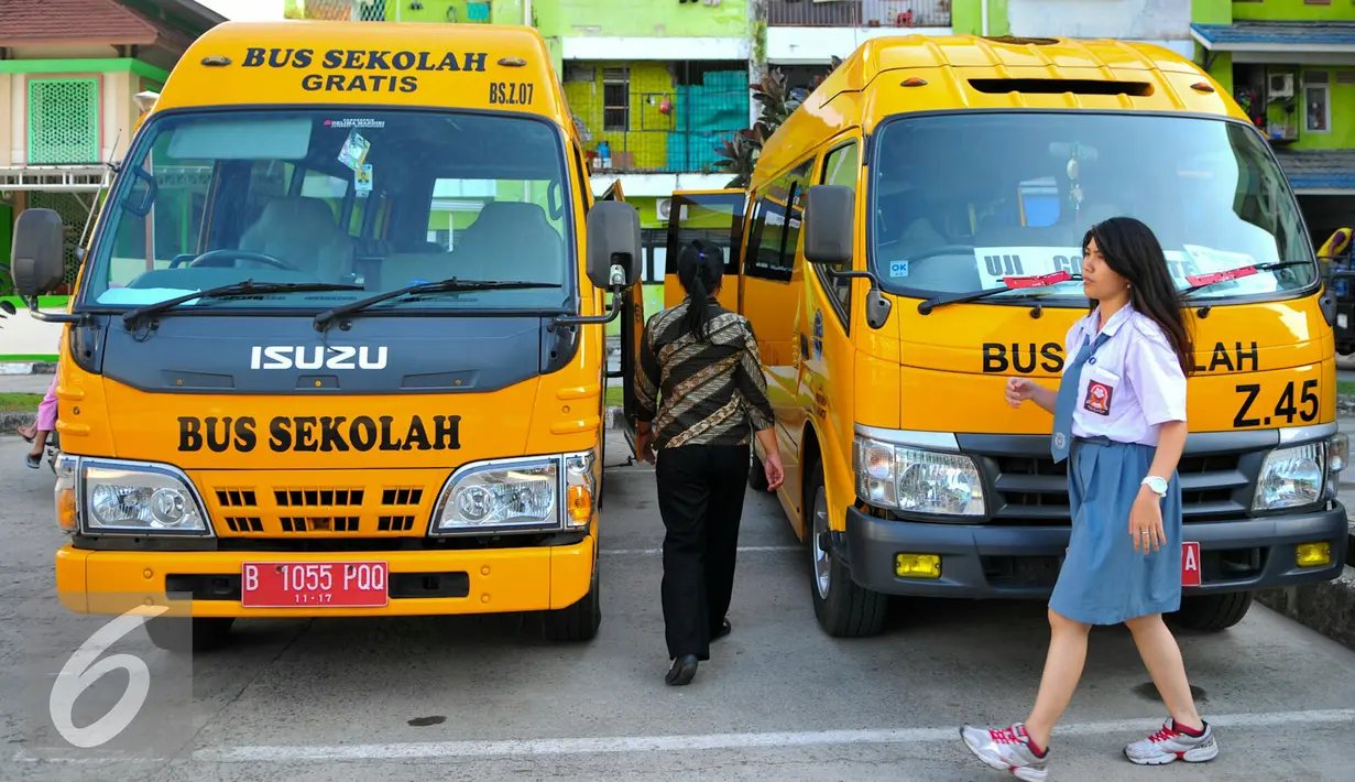 Fasilitas bus sekolah gratis kini telah ada di Rusun Muara Kapuk, Jakarta, Jumat (22/4/2016). Sebanyak 2 unit mobil akan beroperasi setiap hari untuk memudahkan anak sekolah yang tinggal di Rusun Muara Kapuk. (Liputan6.com/Yoppy Renato)