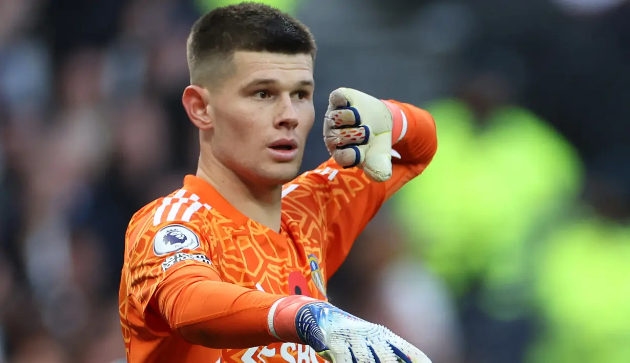 Illan Meslier. Pada urutan ketiga ada Illan Meslier, kiper berusia 22 tahun yang sejak awal musim 2020/2021 membela Leeds United. Kiper yang kini baru memiliki 9 caps bersama Timnas U-21 Prancis ini bisa menjadi opsi jangka panjang untuk mengisi posisi kiper utama Timnas Prancis yang ditinggalkan Hugo Lloris. Bersama Leeds United ia terus menjadi andalan di bawah mistar gawang. (AFP/Isabel Infantes)