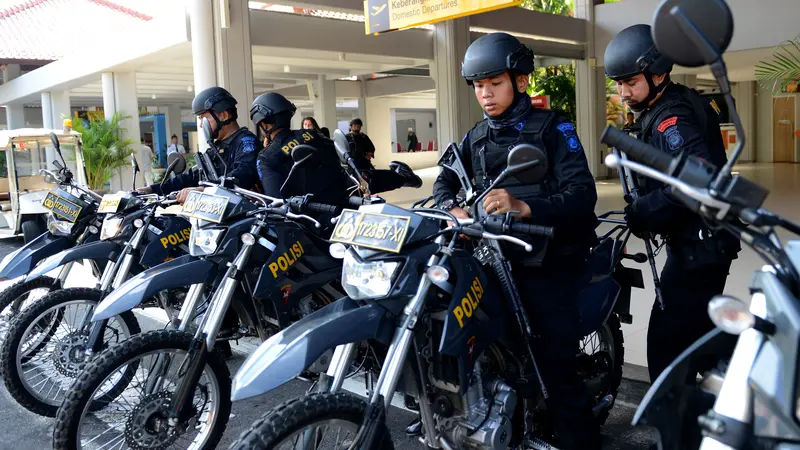 20160115-Jakarta Diguncang Teror, Bandara Ngurah Rai Dijaga TNI dan Polri-Bali