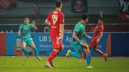 Berawal dari kesalahan kiper Persija, Andritany yang maju jauh ke depan. Tendangannya yang meleset berhasil dikuasai oleh Reva Adi Utama (kiri) yang kemudian melepaskan tendangan jarak jauh. (Bola.com/Bagaskara Lazuardi)