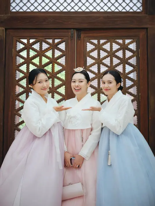 Begini potret keakraban Beby dengan calon kakak iparnya. Banyak yang memuji penampilan mereka bak hidup di drama Korea. [@bebytsabina]