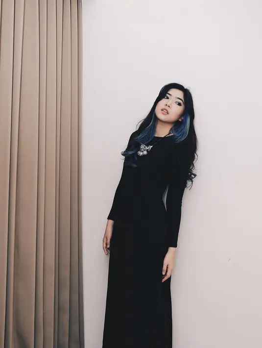 Isyana Sarasvati dikenal sebagai artis yang punya gaya berpakaian yang simple. Biasanya ia memiliih warna hitam untuk pakaiannya sehari-hari. (Foto: instagram.com/isyanasarasvati)