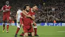 Gelandang Liverpool, Trent Alexander-Arnold, merayakan gol yang dicetak Mohamed Salah ke gawang Spartak Moskow pada laga Liga Champions di Stadion Anfield, Liverpool, Rabu (6/12/2017). Liverpool menang 7-0 atas Spartak. (AP/Rui Vieira)