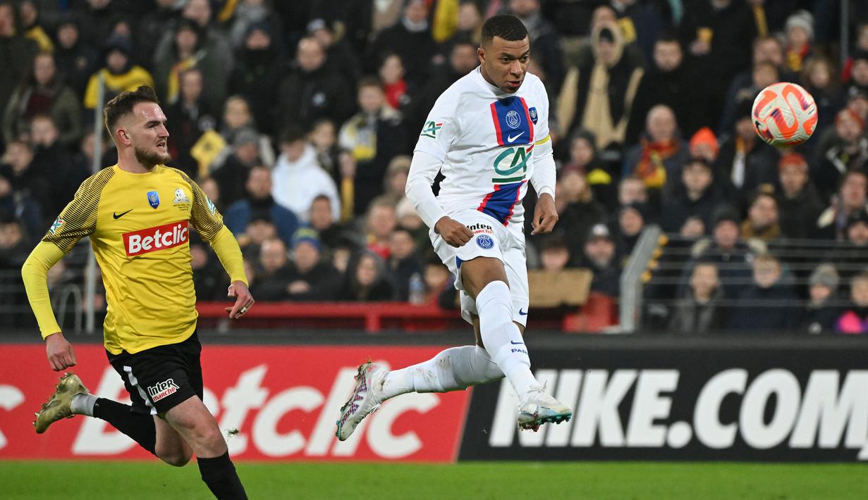 Pemain PSG, Kylian Mbappe (kanan) mencetak gol ke gawang US Pays de Cassel pada laga babak 32 besar Coupe de France 2022/2023 di Stade Bollaert-Delelis, Selasa (24/1/2023) dini hari WIB. Lima gol Kylian Mbappe dicetak pada menit ke-29, 24', 40', 56', dan 79'. (AFP/Francois Lo Presti)