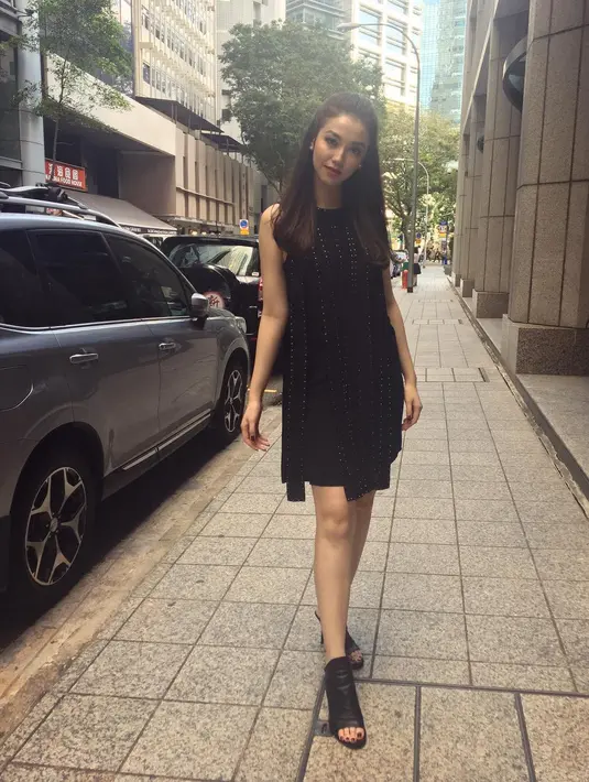 Lagi-lagi dengan outfit hitamnya, namun kali ini Velove memilih busana bermodel mini dress. Ia juga memadukan dengan heels yang juga berwarna hitam. Cantik banget pastinya! (Instagram/vaelovexia)