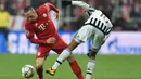Gelandang Bayern Muenchen, Franck Ribery (kiri) berusaha melewati gelandang Juventus Juan Cuadrado pada leg kedua 16 besar liga champions di Stadion Allianz Arena, Jerman, Kamis (17/3). Muenchen menang atas Juventus dengan skor 4-2. (AFP/Christof stache)
