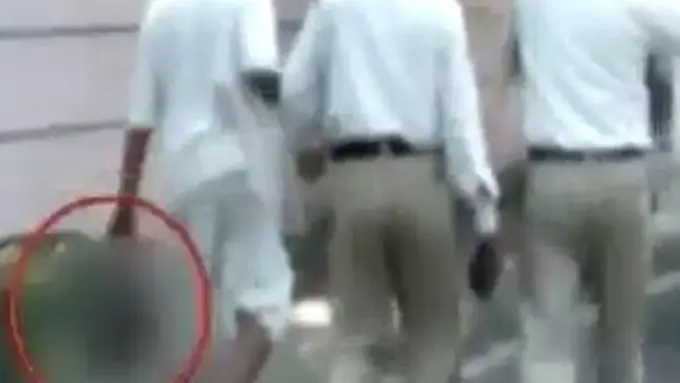 Pria India Jalan Keliling Kota Sambil Jinjing Kepala Istrinya! 