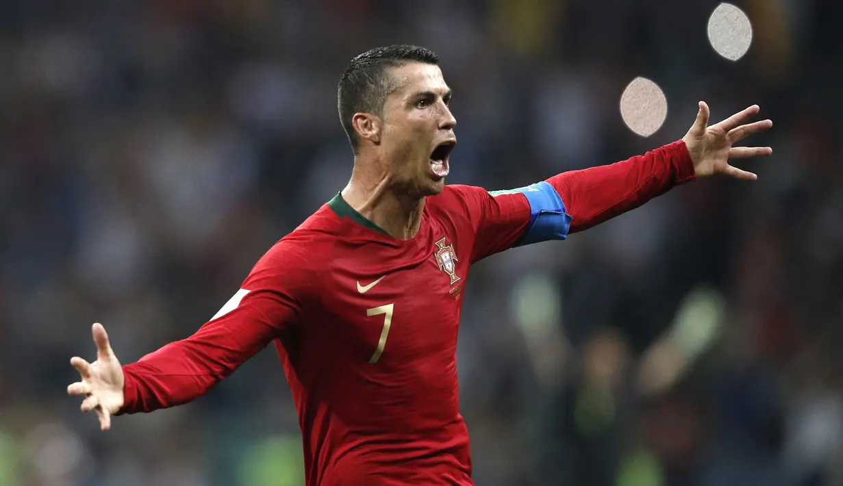 Ronaldo akan menjadi pemain pertama yang pernah tampil di 5 edisi Euro secara beruntun. Saat ini, ia telah tampil sebanyak 4 edisi dari Euro 2004, 2008, 2012, dan 2016. Hampir dipastikan jika pemain 36 tahun tersebut akan memecahkan rekor ini. (Foto: AFP/Adrian Dennis)