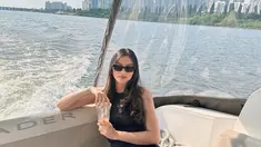 Valeria Stahl beberapa waktu belakangan ini banyak membagikan potret keseruannya waktu menikmati momen liburan. Selama di Korea Selatan, Valeria sempat mengunjungi Sungai Han dan menikmati pemandangan indah dengan naik kapal. Sungai Han sendiri menjadi salah satu sungai ikonik yang ada di Korea Selatan. (Liputan6.com/IG/@valeriastahlk)