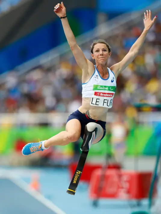 Atlet lompat jauh asal Perancis, Marie-Amelie le merayakan kemenangannya di kejuaraan Paralimpiade Rio 2016, Brasil (09/09). Marie berhasil membuat rekor dalam kejuaraan tersebut. (REUTERS / Jason Cairnduff)