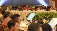 Gubernur Bank Indonesia Perry Warjio (kiri) saat memimpin Rakor di Gedung BI, Jakarta, Rabu (4/9/2019). Rakor Pemerintah, Pemerintah Daerah, dan BI membahas Pengembangan Industri Manufaktur untuk meningkatkan pertumbuhan ekonomi secara berkelanjutan dan Inklusif. (Liputan6.com/Angga Yuniar)