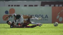 Pemain Borneo FC, M. Sihran (bawah) berebut bola dengan pemain Bali United, I Made Andhika dalam laga pekan ke-5 BRI Liga 1 2021/2022 di Stadion Indomilk Arena, Tangerang, Selasa (28/09/2021). Kedua tim bermain imbang 1-1. (Bola.com/Bagaskara Lazuardi)