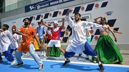 Pembalap Prima Pramac Racing, Jorge Martin (tengah) dan pembalap Gresini Racing MotoGP, Alex Marquez (tengah kiri) ikut menari jelang MotoGP India 2023 di Sirkuit Buddh, New Delhi, India pada 21 September 2023. (AFP/Money Sharma)