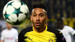 1. Pierre-Emerick Aubameyang (Dortmund) - Dailystar melaporkan jika Arsenal coba mendatangkan striker asal Gabon ini seharga 53 juta poundsterling. The Gunners juga akan menawarkan Olivier Giroud sebagai barter yang ditawarkan. (AFP/Patrik Stollarz)