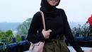 Kerap berpenampilan kasual, Lesty juga lebih sering tampil dengan makeup natural. Penampilan Lesty dengan baju dan hijab berwarna hitam yang dipadukan celana berwarna hijau army dipercantik dengan tas kecil dengan warna baby pink. (Liputan6.com/IG/@lestykejora)