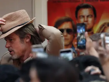 Aktor Brad Pitt berpose selama acara karpet merah untuk film "Once Upon a Time In Hollywood" di Mexico City (12/8/2019). Film "Once Upon a Time In Hollywood"  akan diputar di Mexico City pada Agustus 23.  (AP Photo/Marco Ugarte)