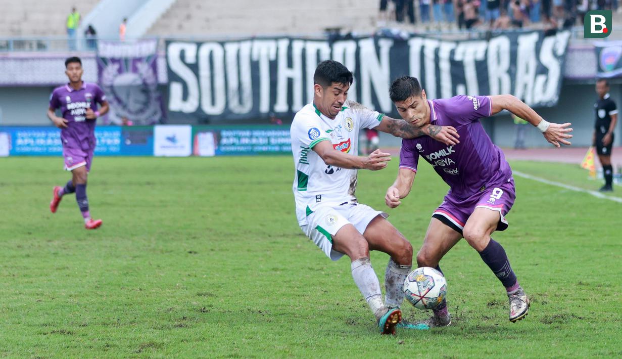 Pemain Persita Tangerang, Ramiro Fergonzi, berebut bola dengan pemain PSS Sleman, Jonathan Cantillana, pada laga pekan ke-28 BRI Liga 1 2022/2023 di Stadion Indomilk Arena, Tangerang, Kamis (2/3/2023). Persita menang dengan skor 2-1. (Bola.com/M Iqbal Ichsan)
