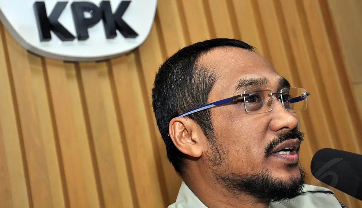 Ketua KPK Abraham Samad saat menggelar konferensi pers terkait penangkapan Gubernur Riau di Jakarta, (26/9/14). (Liputan6.com/Miftahul Hayat)