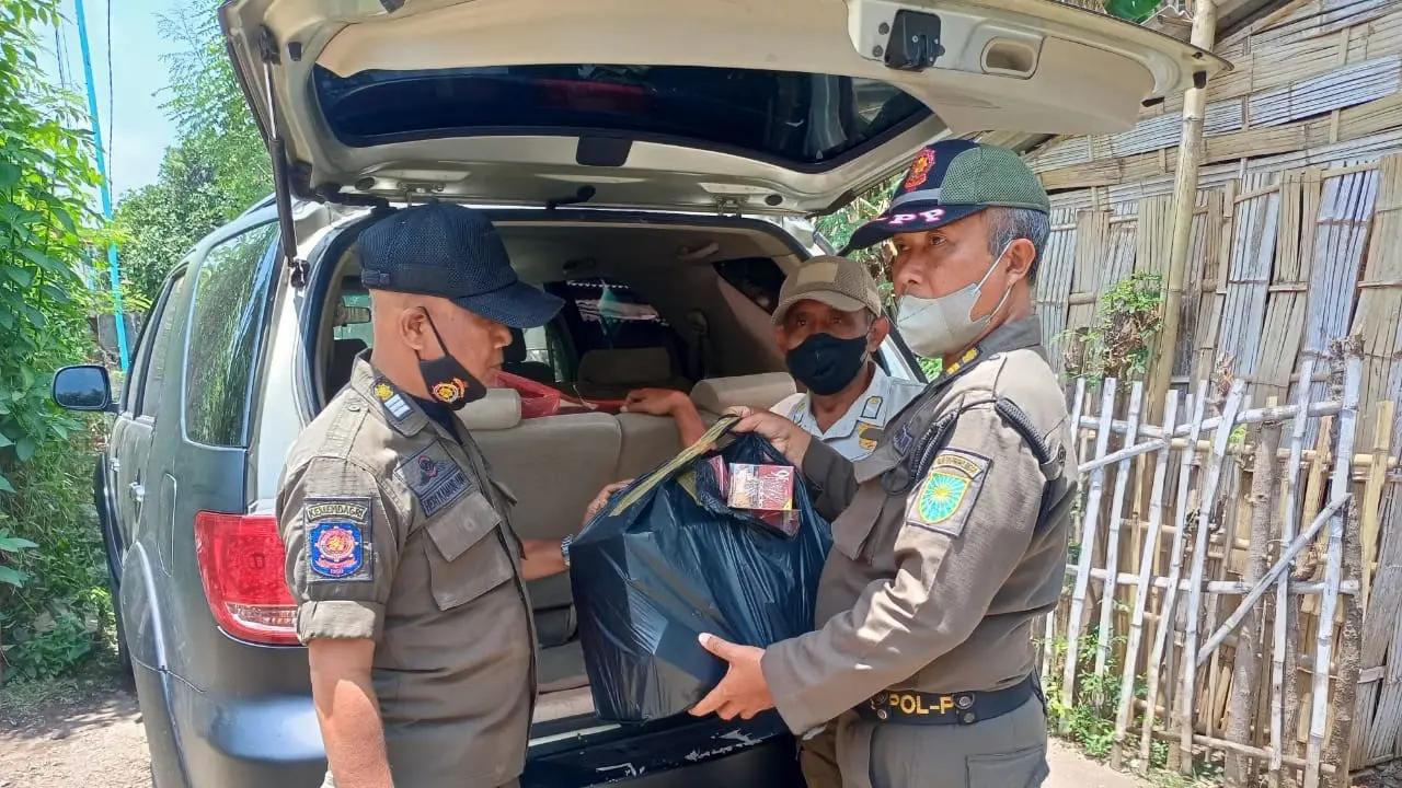 Petugas Satpol PP Kota Probolinggo menyita belasan ribu batang rokok ilegal.(Istimewa)
