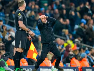 Pelatih Manchester City, Pep Guardiola, tampak kecewa setelah gagal meraih kemenangan saat menjamu Nottingham Forest pada laga Liga Inggris di Etihad Stadium pada Kamis (5/3/2026). (AP Photo/Dave Thompson)