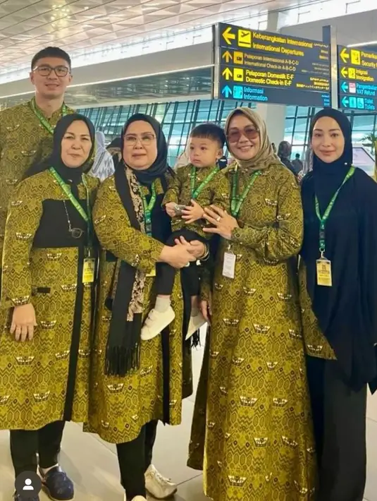 Saat keberangkatan dari bandara Soekarno Hatta terminal 3, Nikita Willy, Indra, Baby Issa dan keluarga lainnya kompak mengenakan baju warna hijau bermotif. Nikita tampil dengan kerudung panjang hitam. [@yorafebrina]