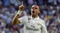 Bek Real Madrid, Pepe, merayakan gol yang dicetaknya ke gawang Vlaencia pada laga La Liga di Stadion Santiago Bernabeu, Madrid, Sabtu (9/5/2015). (AFP/Gerard Julien)