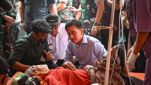 Wakil Presiden (Wapres) Gibran Rakabuming meninjau langsung ke lokasi penampungan warga di Larantuka, Kabupaten Flores Timur, Kamis, 14 November 2024. Biro Pers, Media, dan Informasi Sekretariat Wakil Presiden