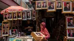 Seorang pembeli membawa foto presiden terpilih Indonesia Prabowo Subianto dan wakil presiden terpilih Gibran Rakabuming Raka menjelang pelantikan mereka pada 20 Oktober, di sebuah toko di Jakarta pada 19 Oktober 2024. (JUNI KRISWANTO/AFP)