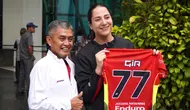 Tim voli putri, Jakarta Pertamina Enduro, memperkenalkan rekrutan barunya, Giovanna Milana. (Bola.com/Dok. Jakarta Pertamina Enduro)