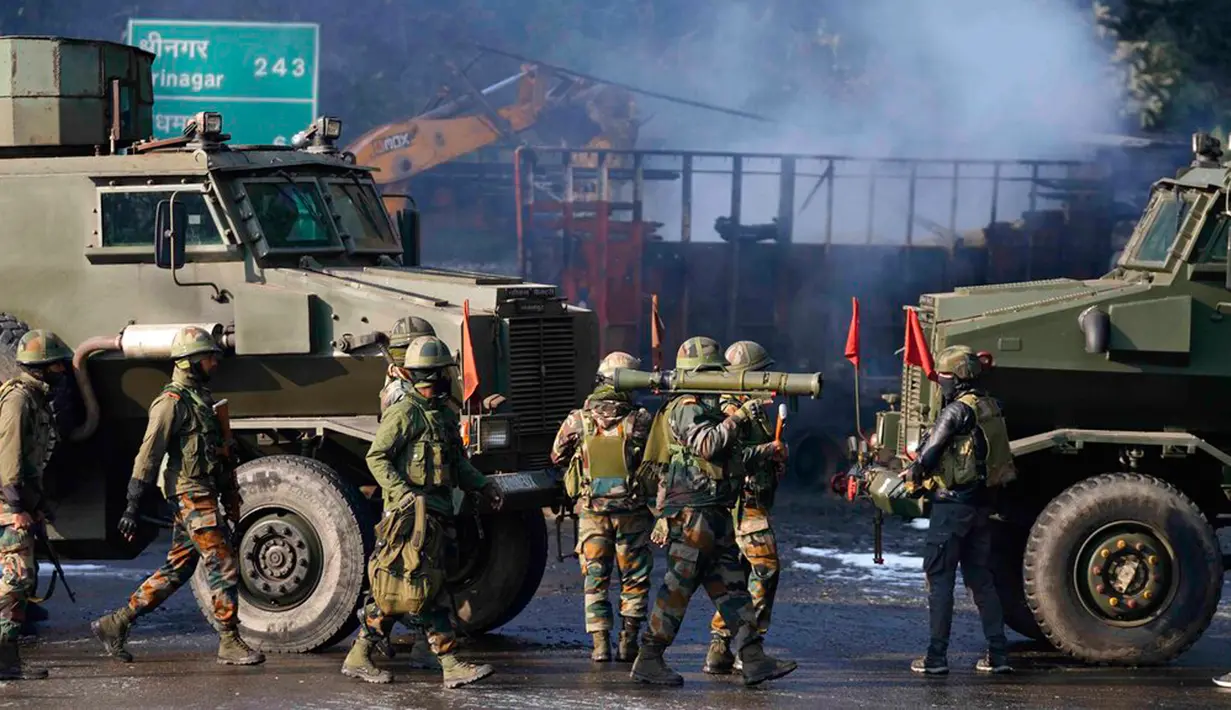 Tentara India berjalan melewati lokasi baku tembak di Nagrota, Jammu-Srinagar, Kashmir yang dikuasai India, 28 Desember 2022. Seorang perwira tinggi polisi, Mukesh Singh, mengatakan kejadian berawal saat pasukan India mencegat sebuah truk di pinggiran Kota Jammu menyusul "pergerakan kendaraan itu yang tidak biasa" di jalan raya. (AP Photo/Channi Anand)